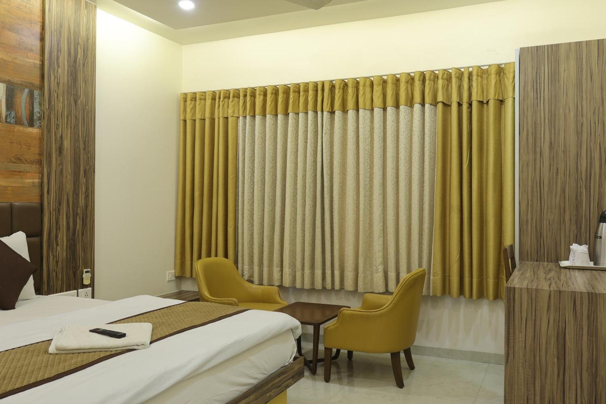 Hotel Kabir Ahmedabad Bagian luar foto