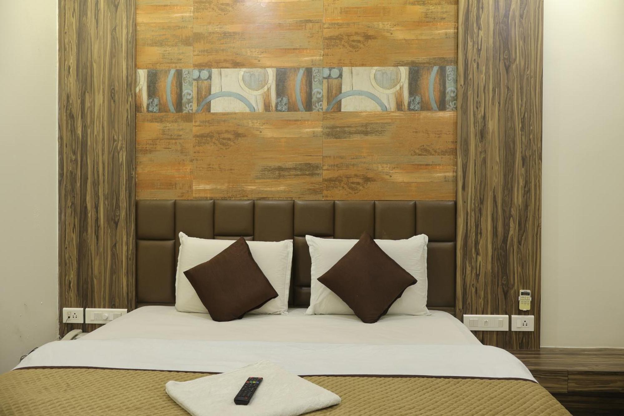 Hotel Kabir Ahmedabad Bagian luar foto