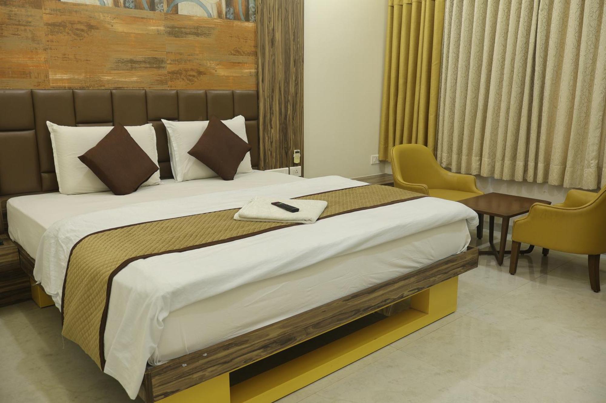 Hotel Kabir Ahmedabad Bagian luar foto