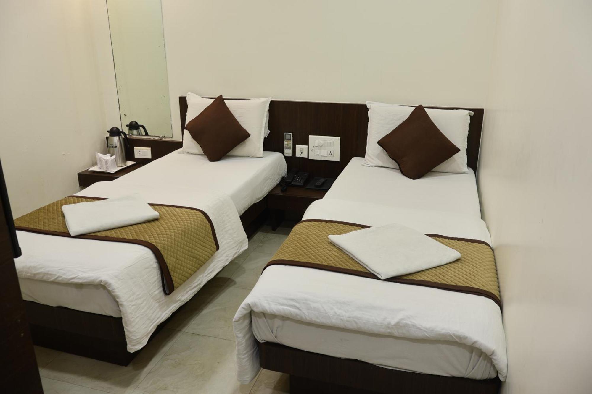 Hotel Kabir Ahmedabad Bagian luar foto
