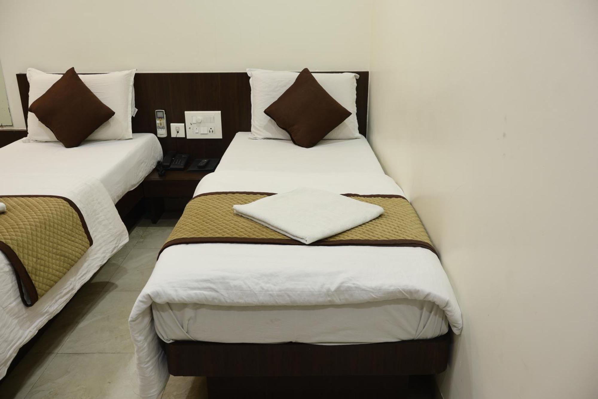Hotel Kabir Ahmedabad Bagian luar foto