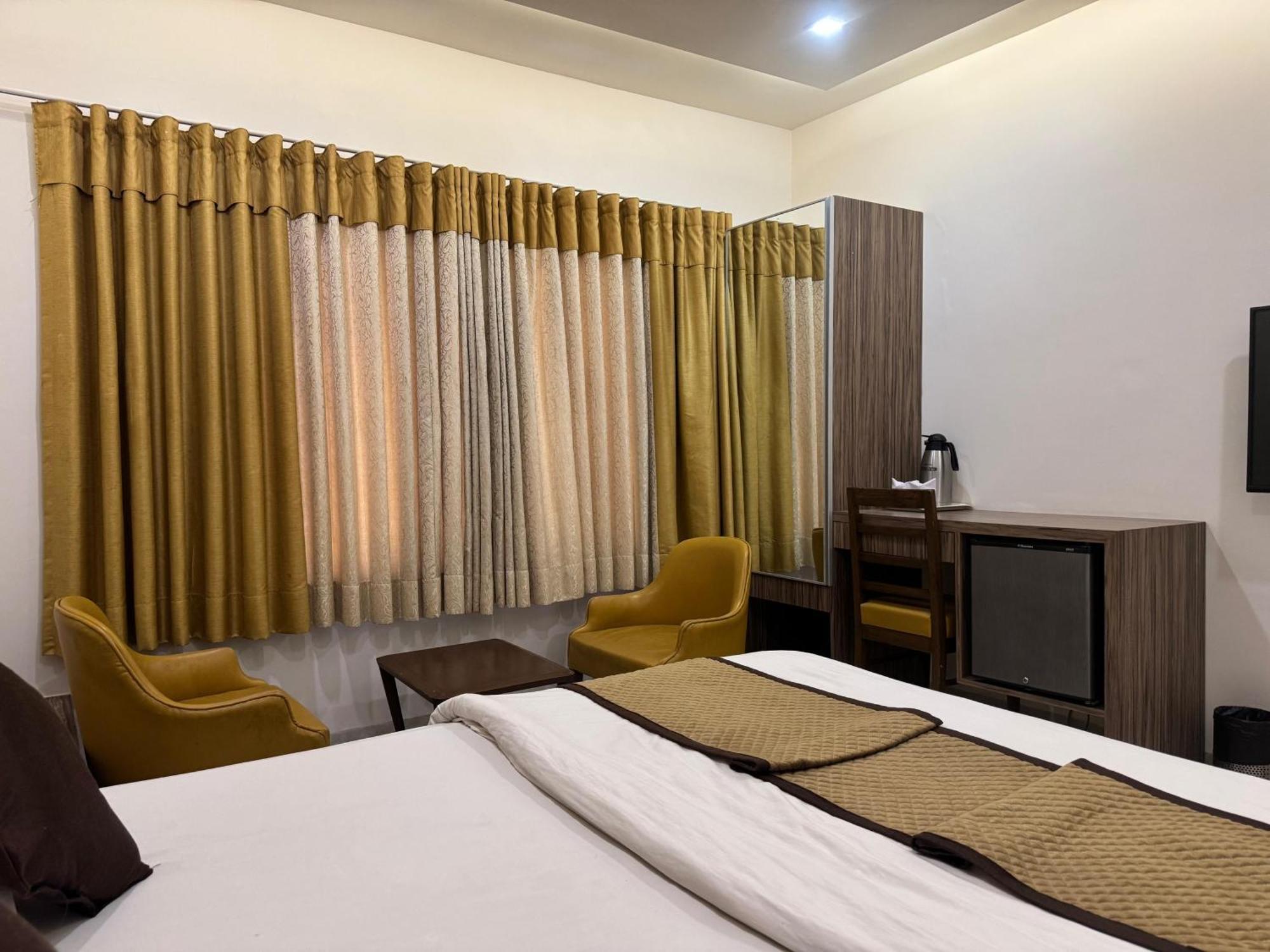 Hotel Kabir Ahmedabad Bagian luar foto