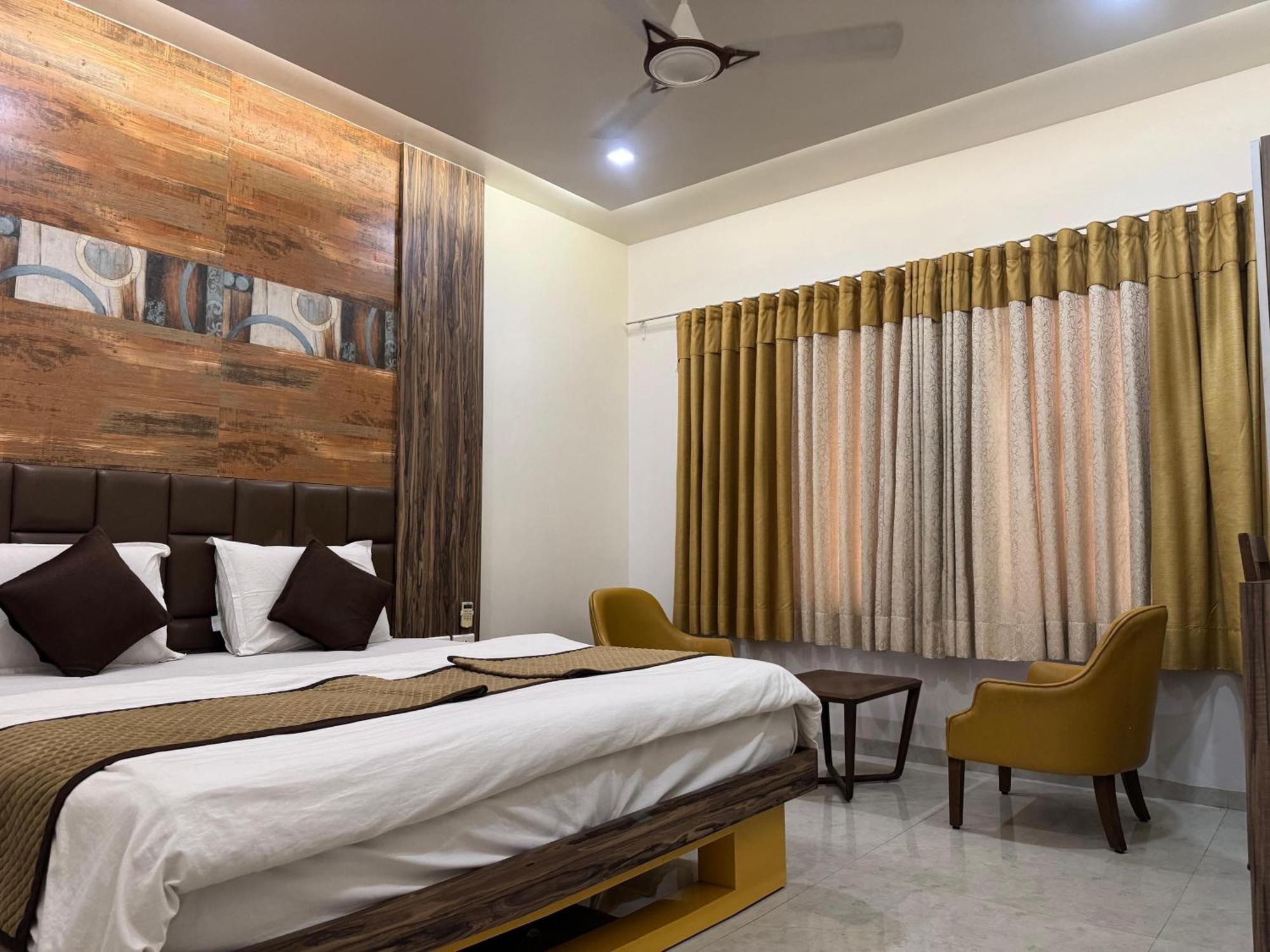Hotel Kabir Ahmedabad Bagian luar foto