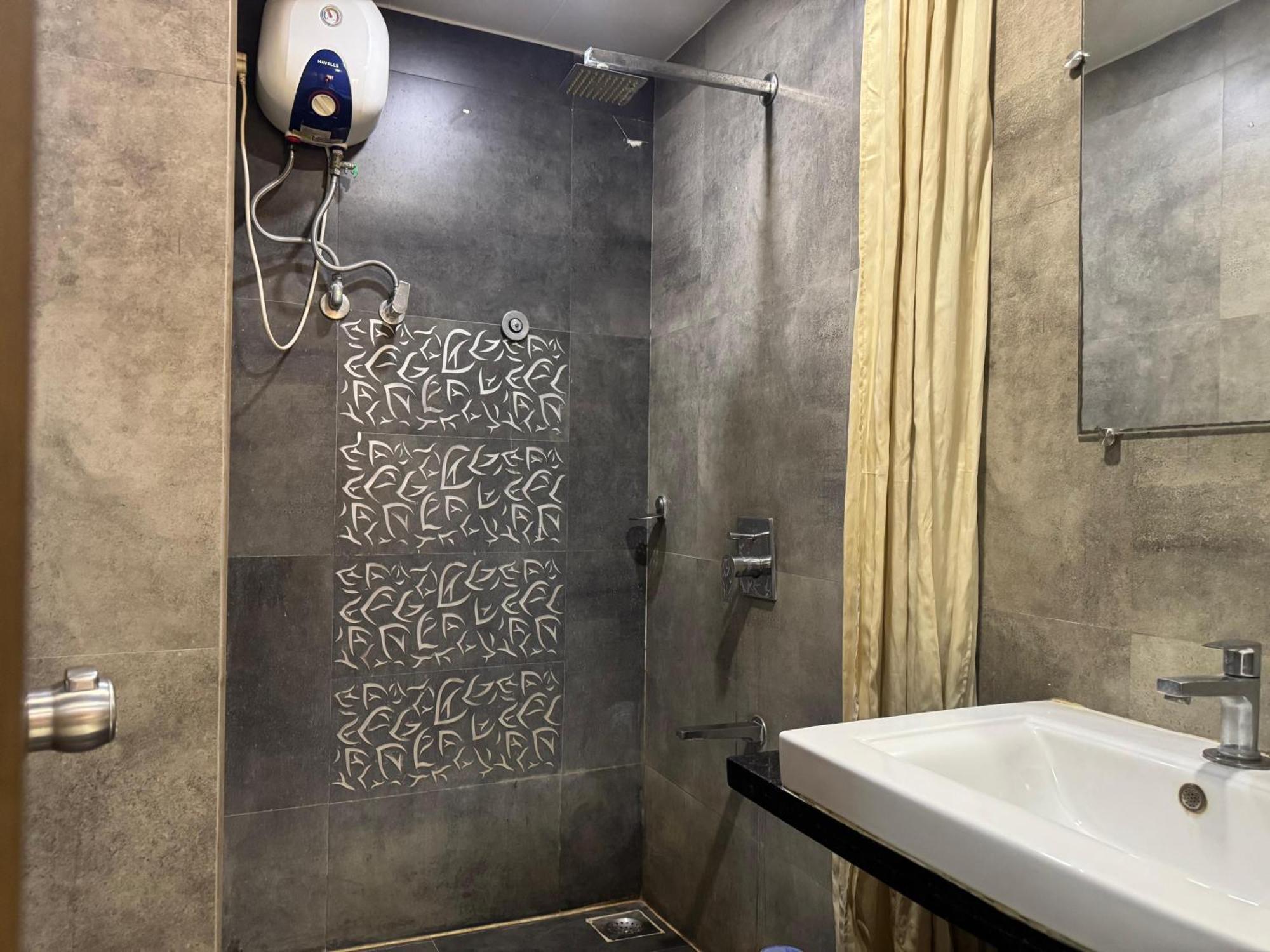 Hotel Kabir Ahmedabad Bagian luar foto