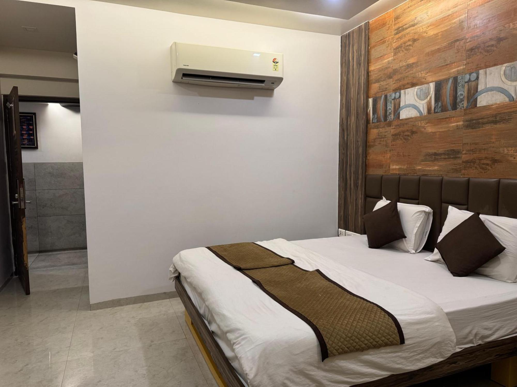 Hotel Kabir Ahmedabad Bagian luar foto