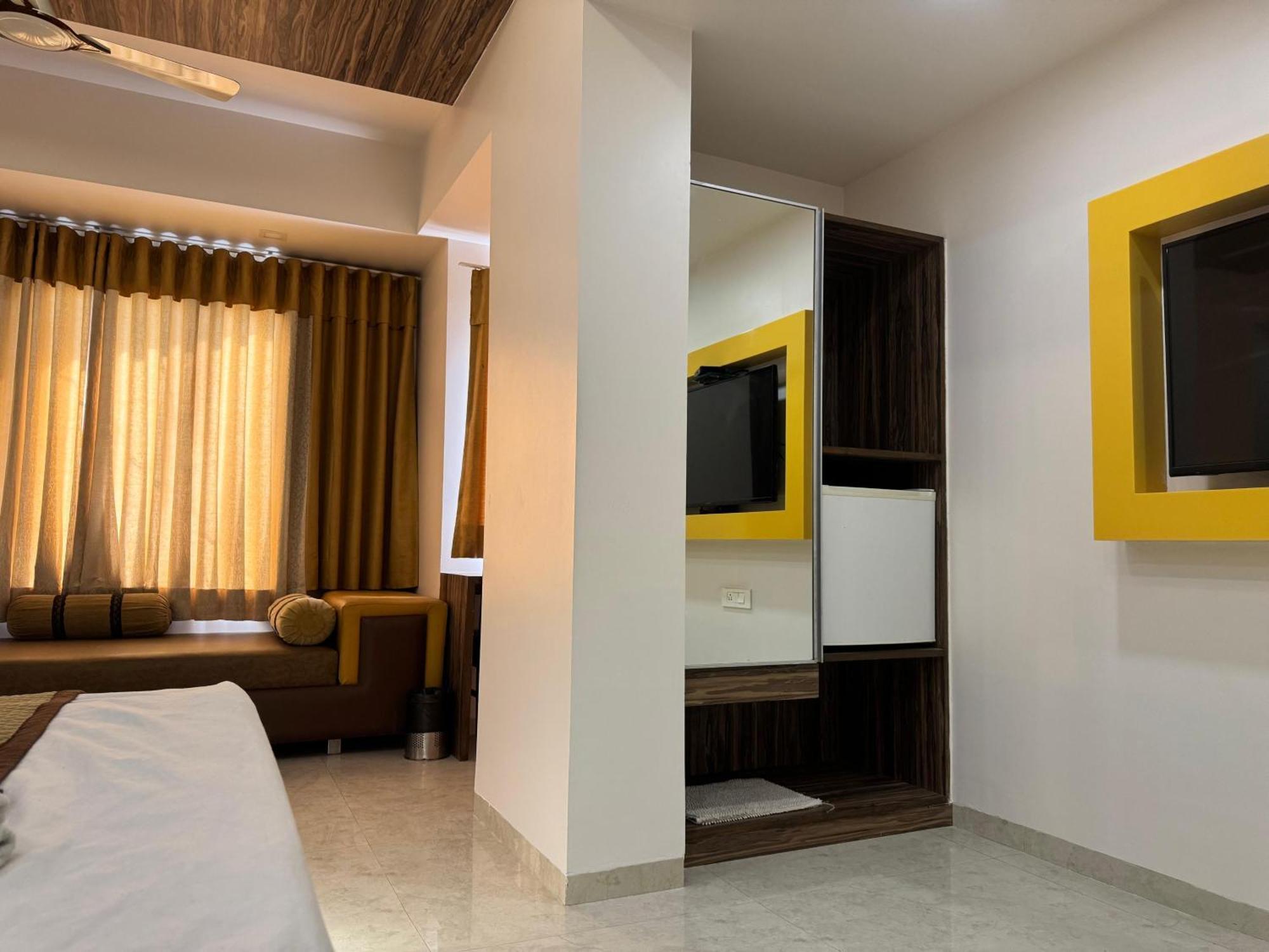 Hotel Kabir Ahmedabad Bagian luar foto