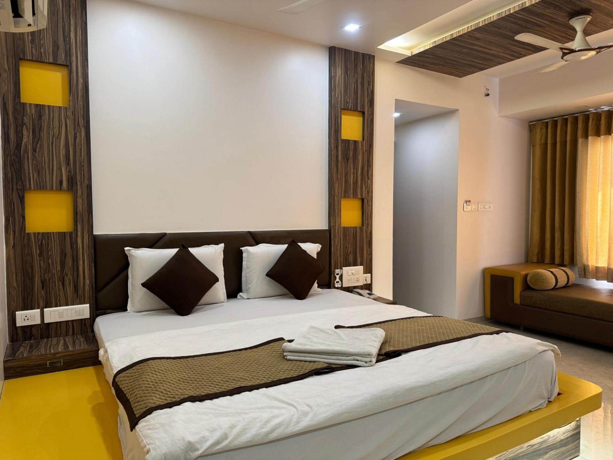 Hotel Kabir Ahmedabad Bagian luar foto