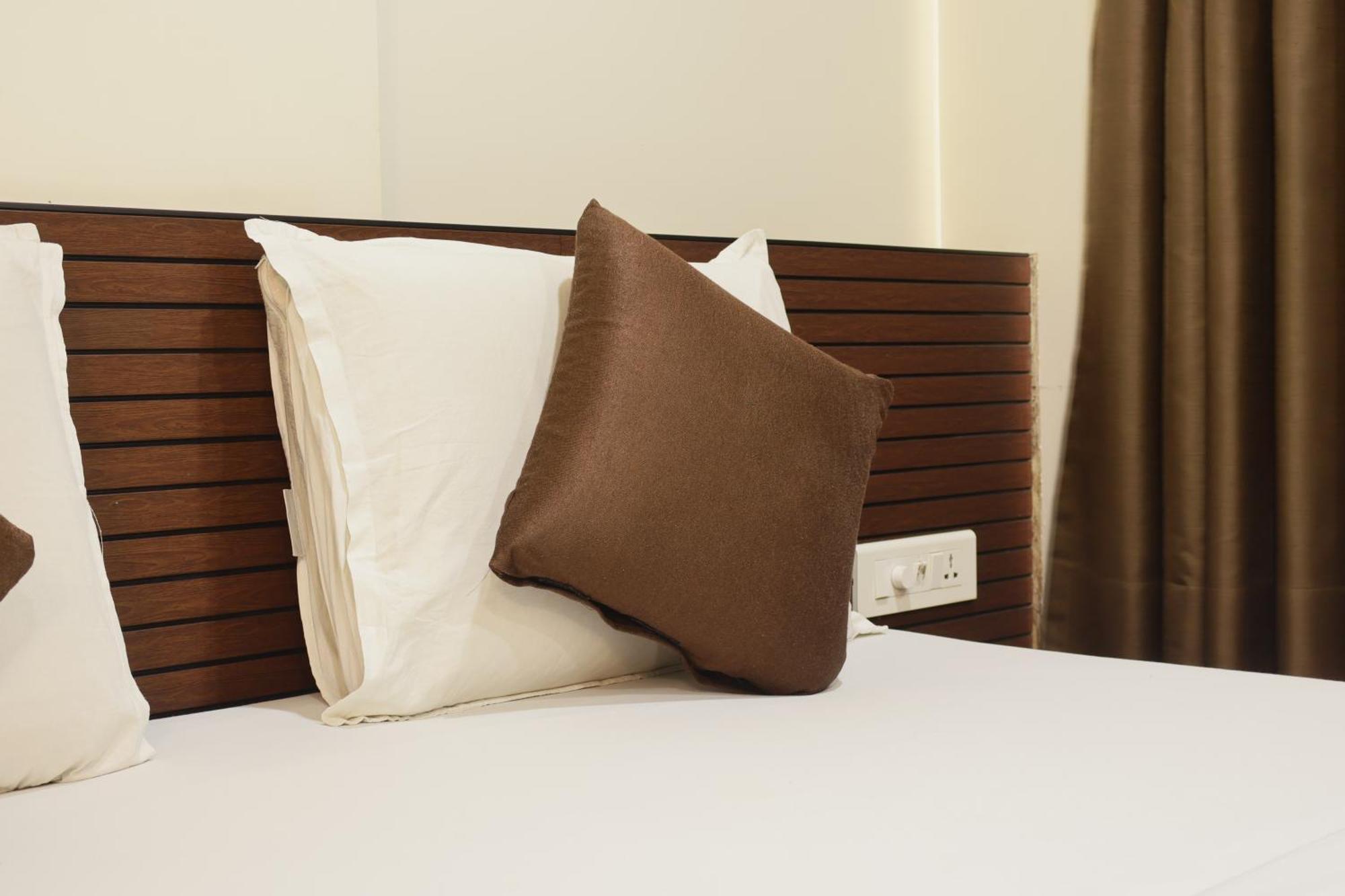 Hotel Kabir Ahmedabad Bagian luar foto