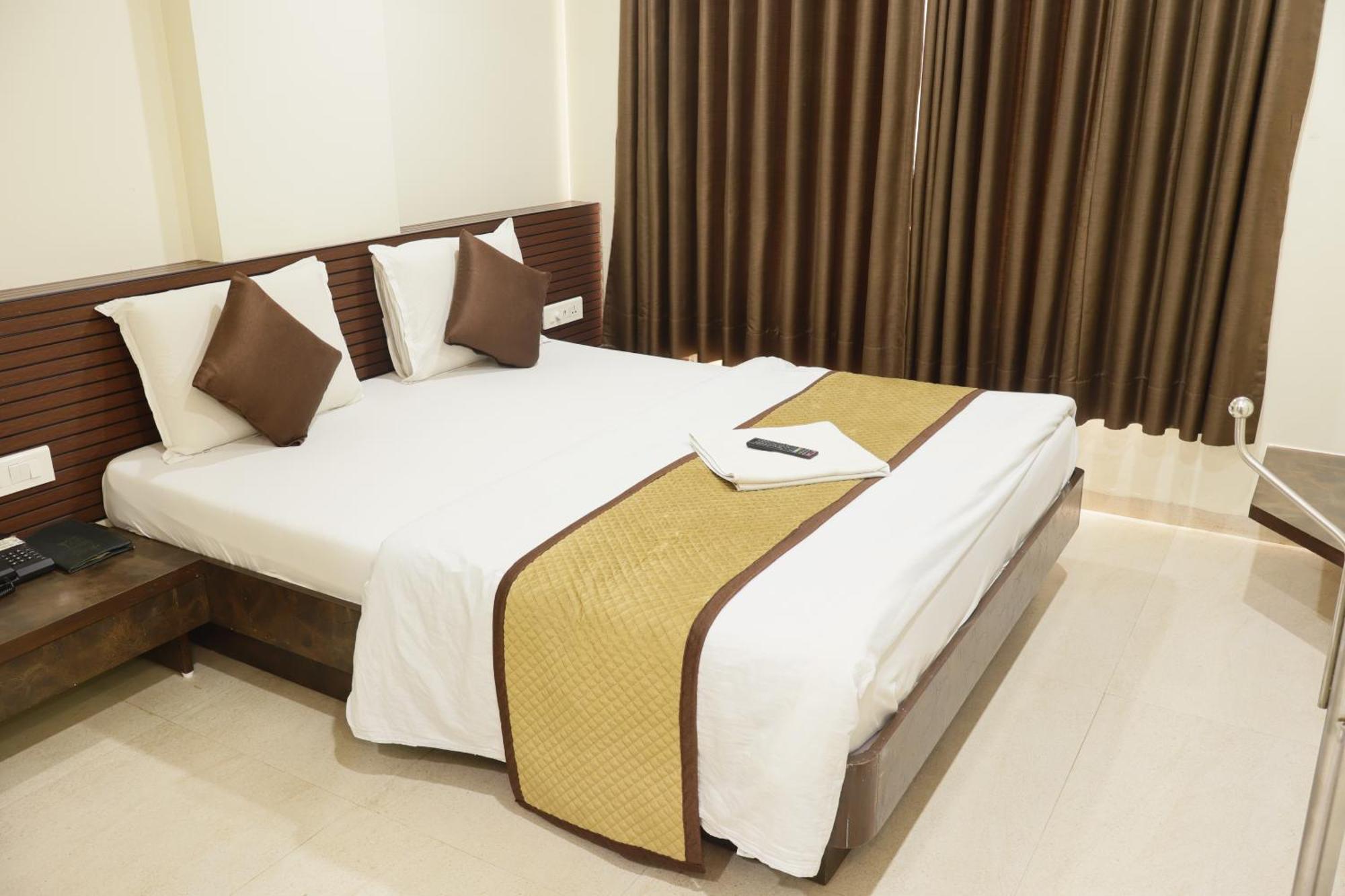 Hotel Kabir Ahmedabad Bagian luar foto