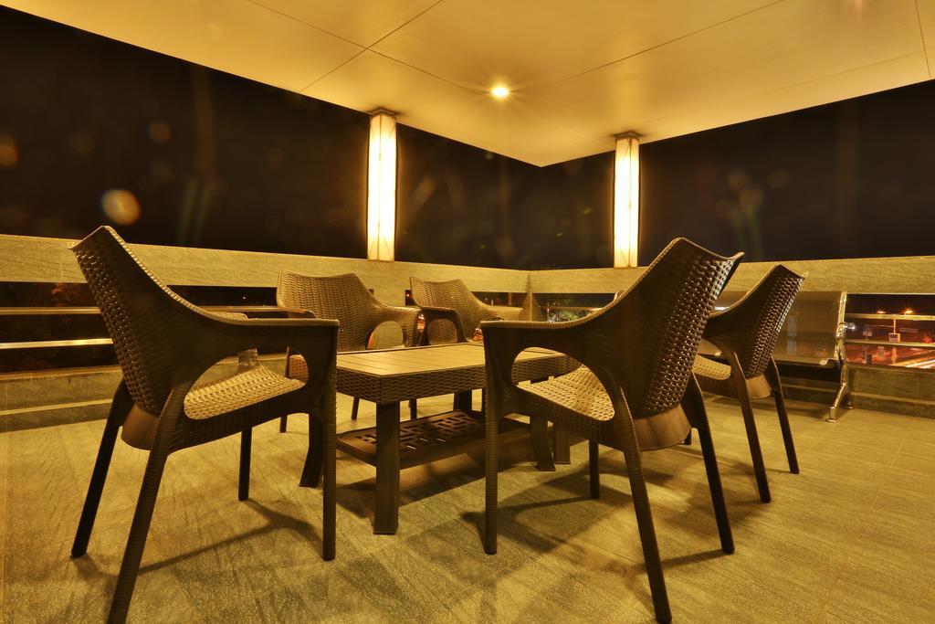 Hotel Kabir Ahmedabad Bagian luar foto