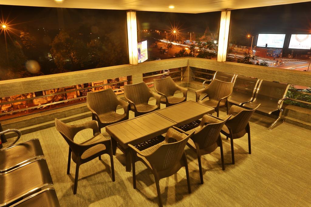 Hotel Kabir Ahmedabad Bagian luar foto